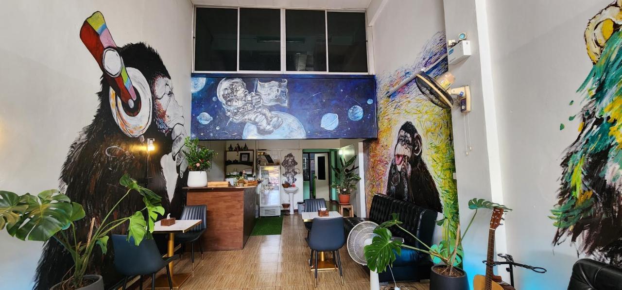 Funky Monkey Cnx - Guesthouse Chiang Mai Extérieur photo